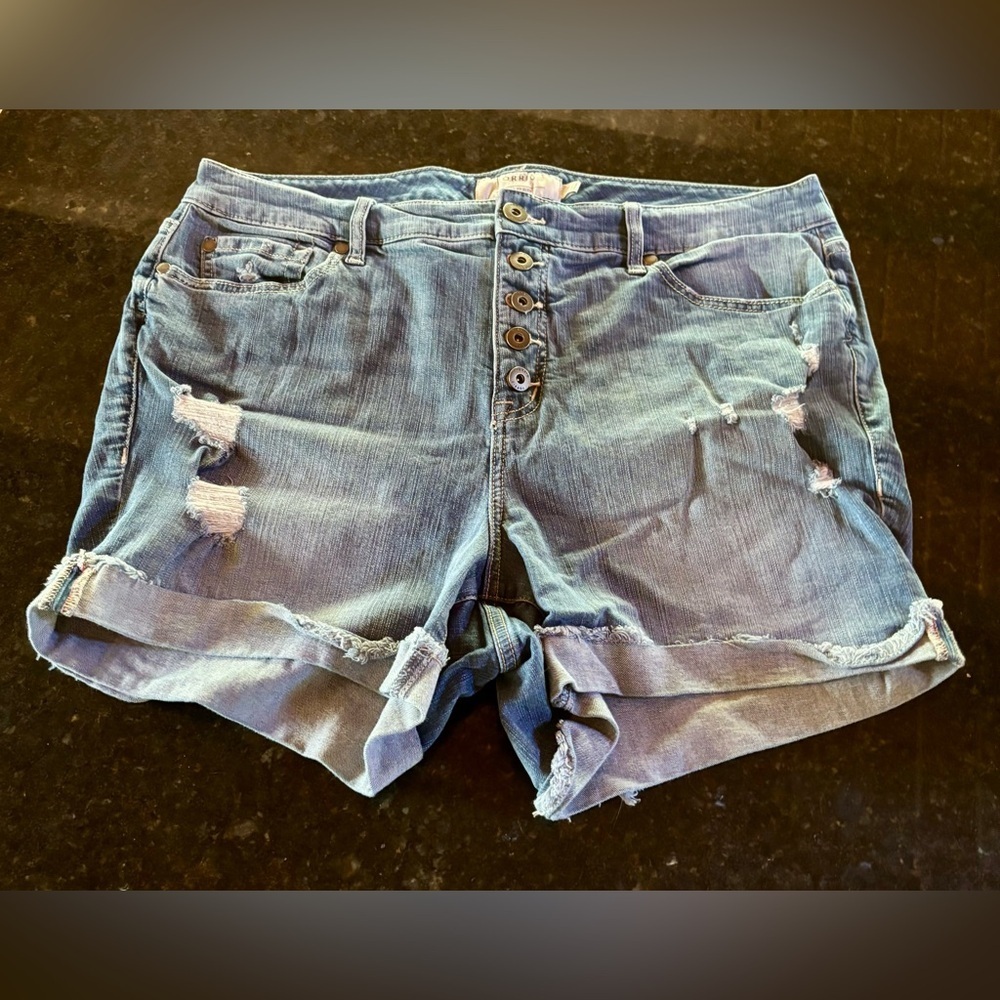 ⭐️Torrid "First At Fit" Distressed Denim Button Fly Cuffed Hem Shorts Size 18⭐️